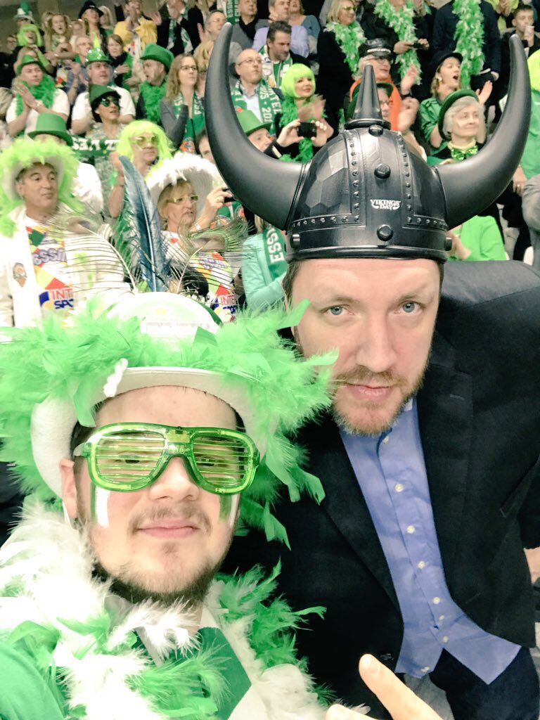GuillFlorian's tweet photo. Merci d’avoir joué le jeu @Bigfredstyle 💚⚪️🏀 @ESSMbasket @SFR_Sport #essm #CarnavalESSM https://t.co/63ELzJ697Q