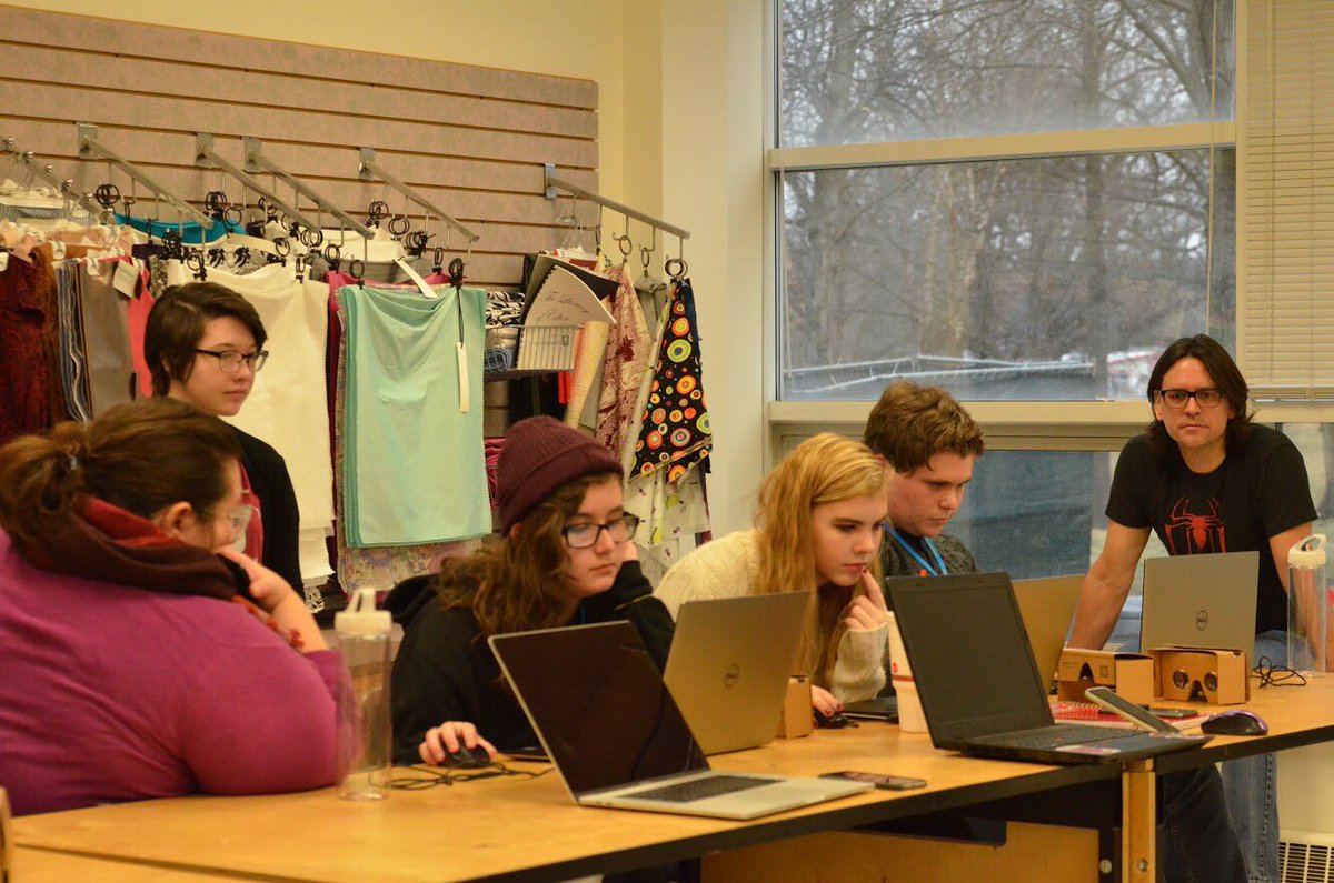fashtechhack's tweet photo. We had a great turnout for the High School Coding Workshop! #fashack18 #thefutureisbright https://t.co/S25xgNjwYk