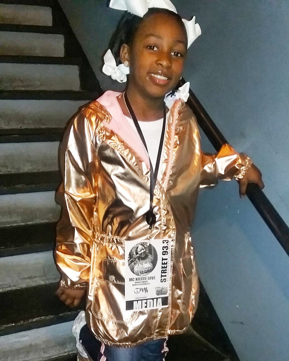 mc_niecee_love's tweet photo. My Baby Love Watching This Guy!
So I Took Jewels To See CJ! So We're Live Right Now! At The First  Show On The Tour! Famous Family Man @cj_socool  #cjsocool #youtube #youtuber #father 
#McNieCeeLove #opennradio #street933 #ATMBC #nieceeloveproductions 
#networkingnevernotworking https://t.co/wnxbXz6xeM