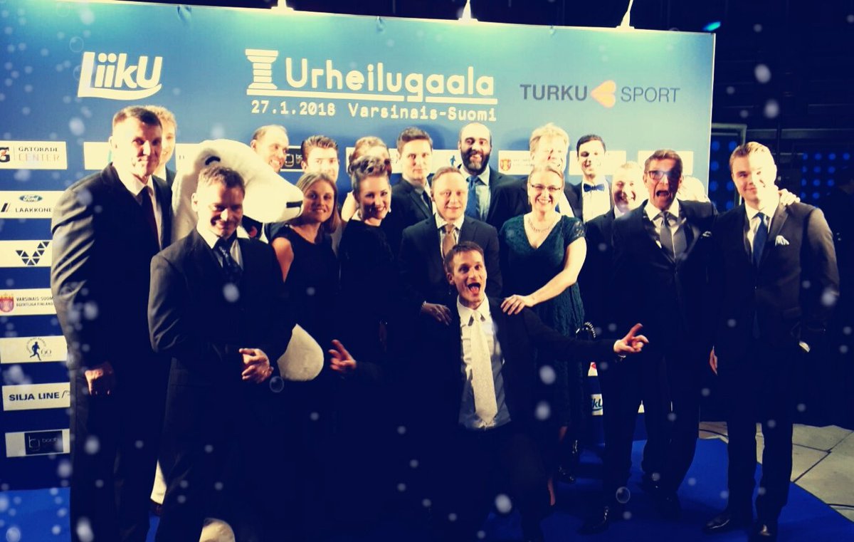 Urheiluakatemia's tweet photo. Team @Urheiluakatemia painaa pitkää päätyyn #VSugaala. 
PS. Kuka on kuvan tuorein maailmanmestari? https://t.co/Amc0cGShTW