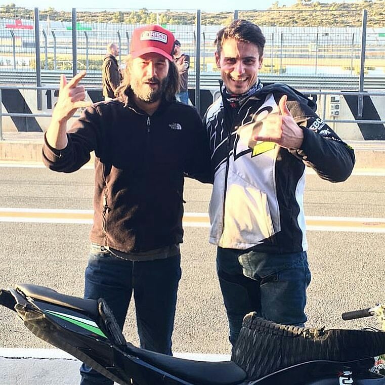 CircleK_Fans's tweet photo. #Repost from @ponte_freestyle by @fastsave_app
•••
Me and keanu.!!✌ #finishexpierience #valenciacircuit #Vyrus #evotech #muporacesuspension #oj #ojworld #motoracesiena #stuntersblog #miazzonmoto #bestunt #stuntlifestyle #pontefreestyle #keanureeves https://t.co/7f8MYrS7DE