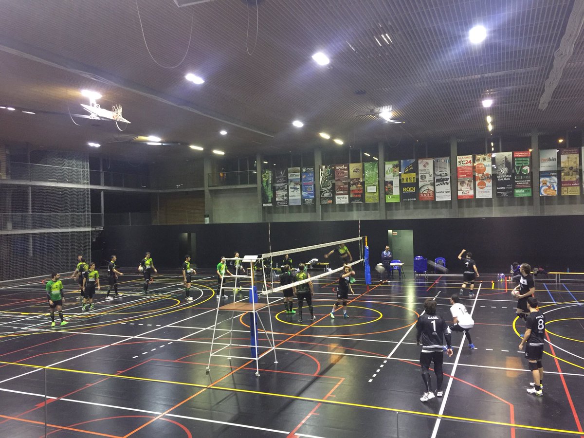 BalafiaVolei's tweet photo. #1aNacional Escalfant ja al pavelló #juanjogarra! A les 20.00 comença el partit @MotorRodi @BalafiaVolei vs #AEAula #amuntbalafia #sumatalverd #voleibolitzat https://t.co/385bz1bndE