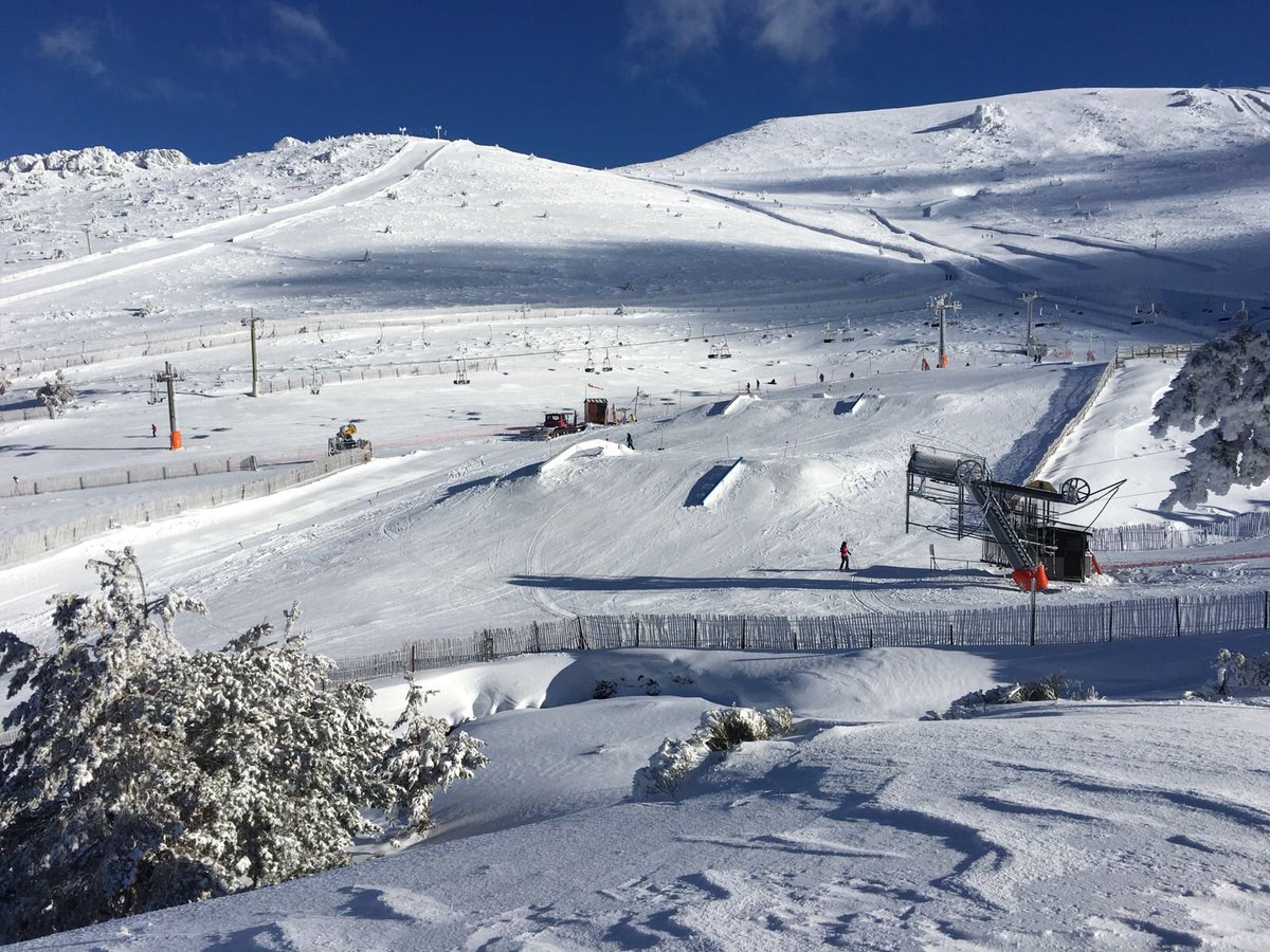 locafm's tweet photo. ❄️NOTICIAS FRESCAS❄️
Una semana para DESPERADOS RIDER’S SOUND BY LOCA FM y @ValdesquiCotos hoy lucía así de bonita con 30cm de nieve nueva
Contando los días para el fiestón con @EivissaSound 
¿Te vienes o qué? 😉
#DRSbyLOCAFM https://t.co/Ey8nZxLtOO