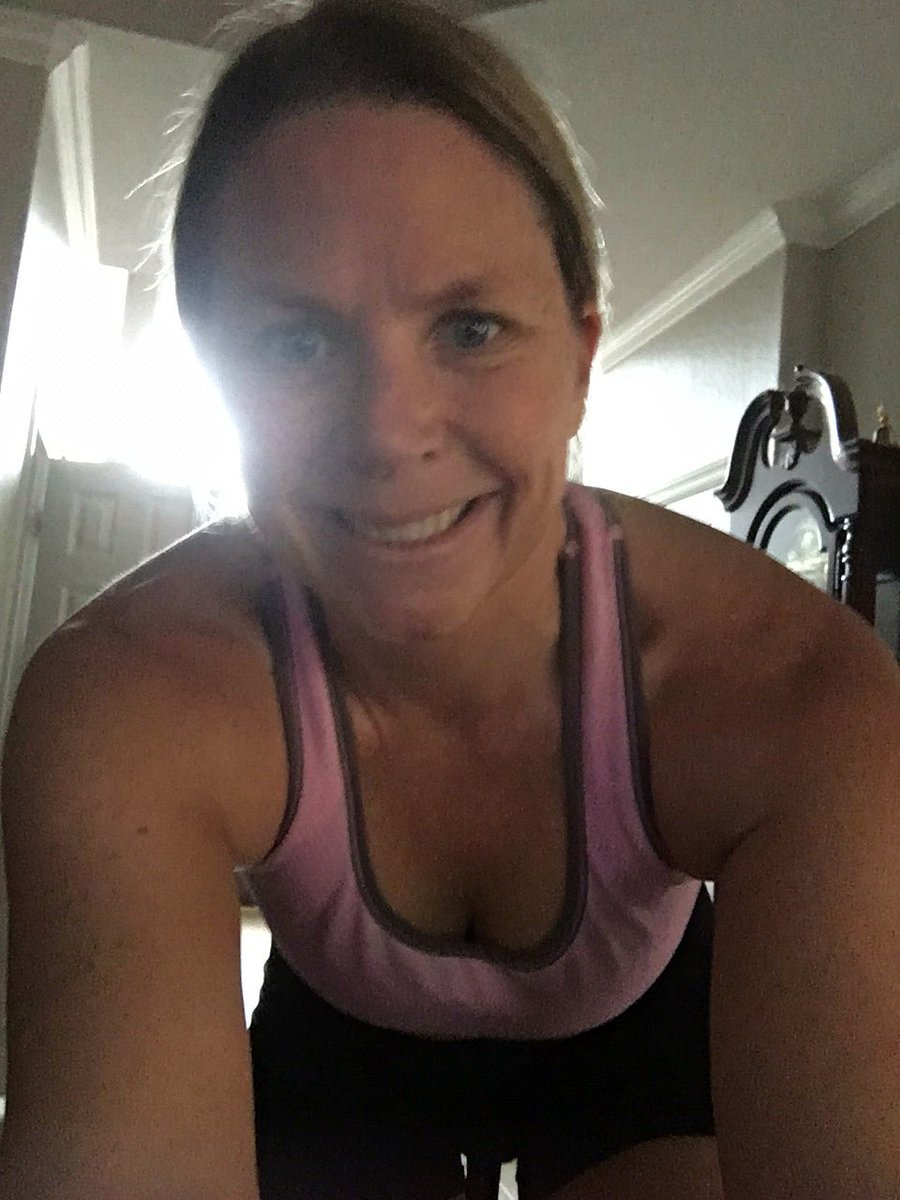 trigirltri's tweet photo. Rain rain go away!  Now I’ve got two hours on the trainer today!!   One hour down.  One to go!!  #zwift  #kinetic #zwifting #momswhotri #cycling #lovetobike #bikeinside https://t.co/1u4qChJXtg