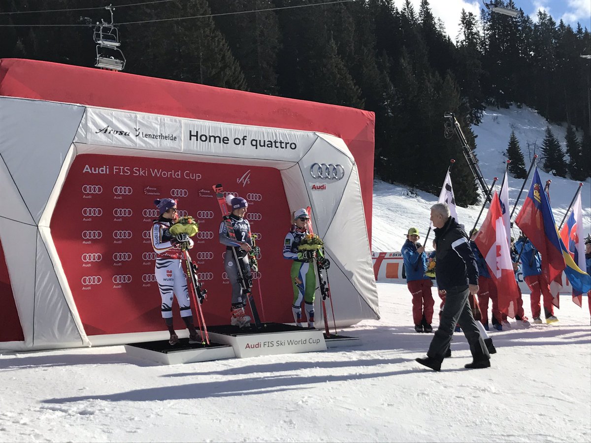 ArosaLenzerheid's tweet photo. Fussball⚽️ trifft Skifahren🎿 - Vladimir Petkovic heute zu Gast beim Audi FIS Ski Weltcup Lenzerheide. #flowerceremony #skiweltcup @srfsport @BLICK_Sport ^am https://t.co/5RIgOfwnCF