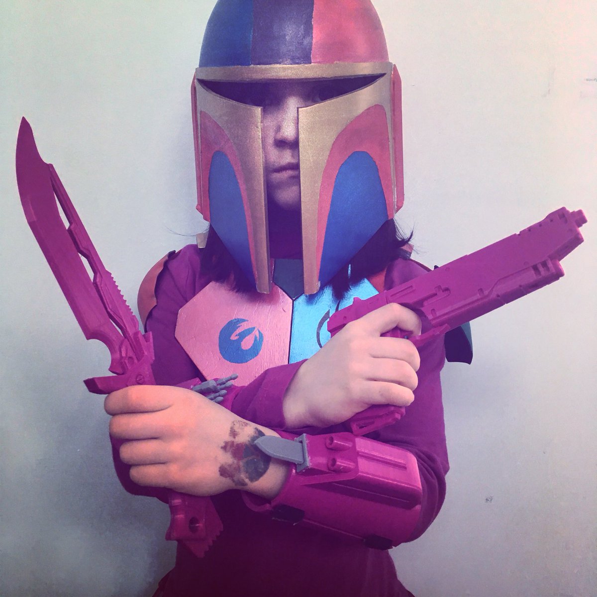 Sophia is decked out in her Mandalorian gear. Jatnese be te jatnese! (Best of the best in Mando’a)