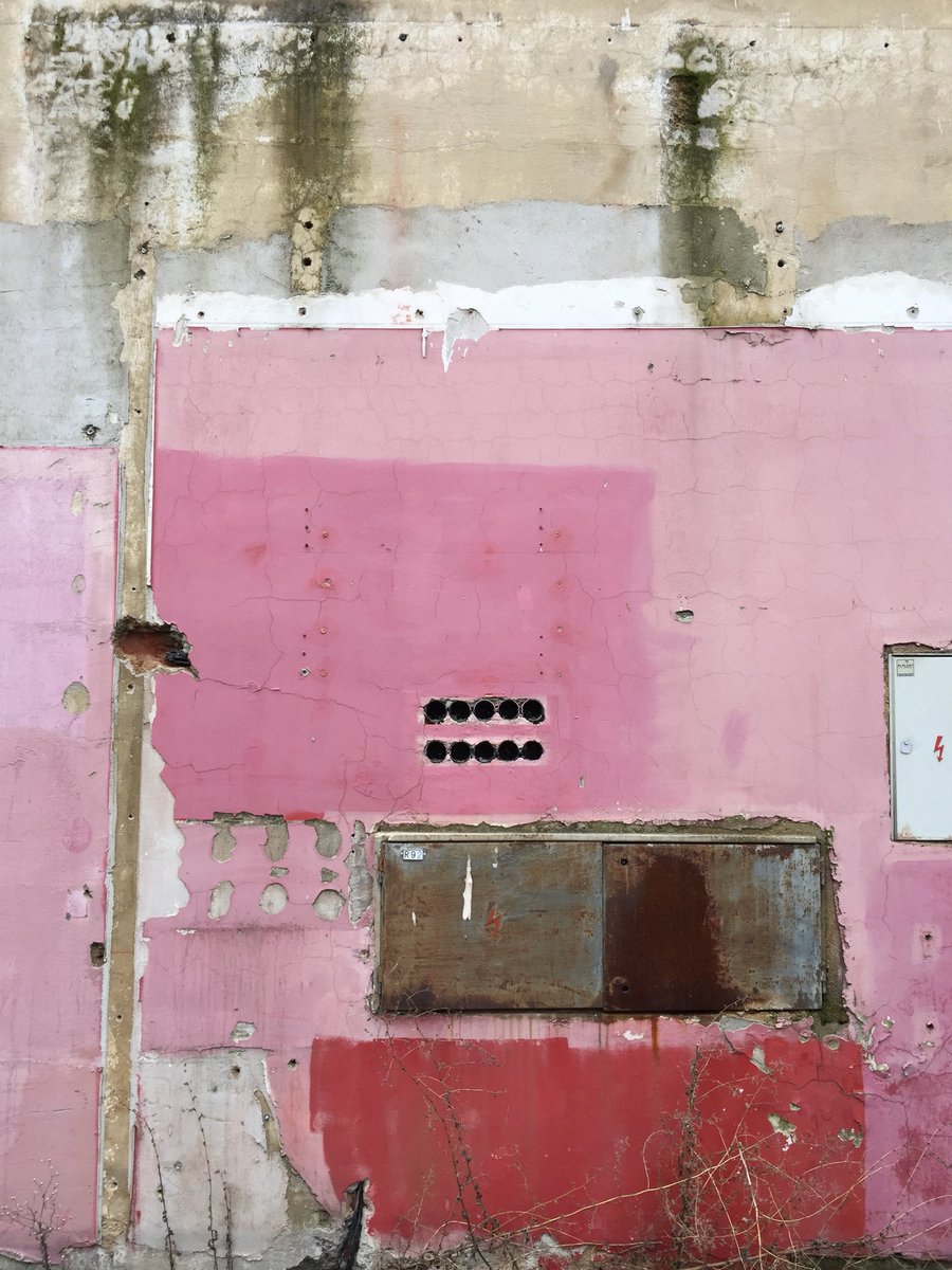 Came across this amazing wall in Plzen, CZ. The street never ceases to inspire me. 
...
#streetart #abstractart #art #arte #kunste #architecture #wallart #modernart #contemporaryart #artinspiration #deconstructivism #plzeň #umelec #pilsner