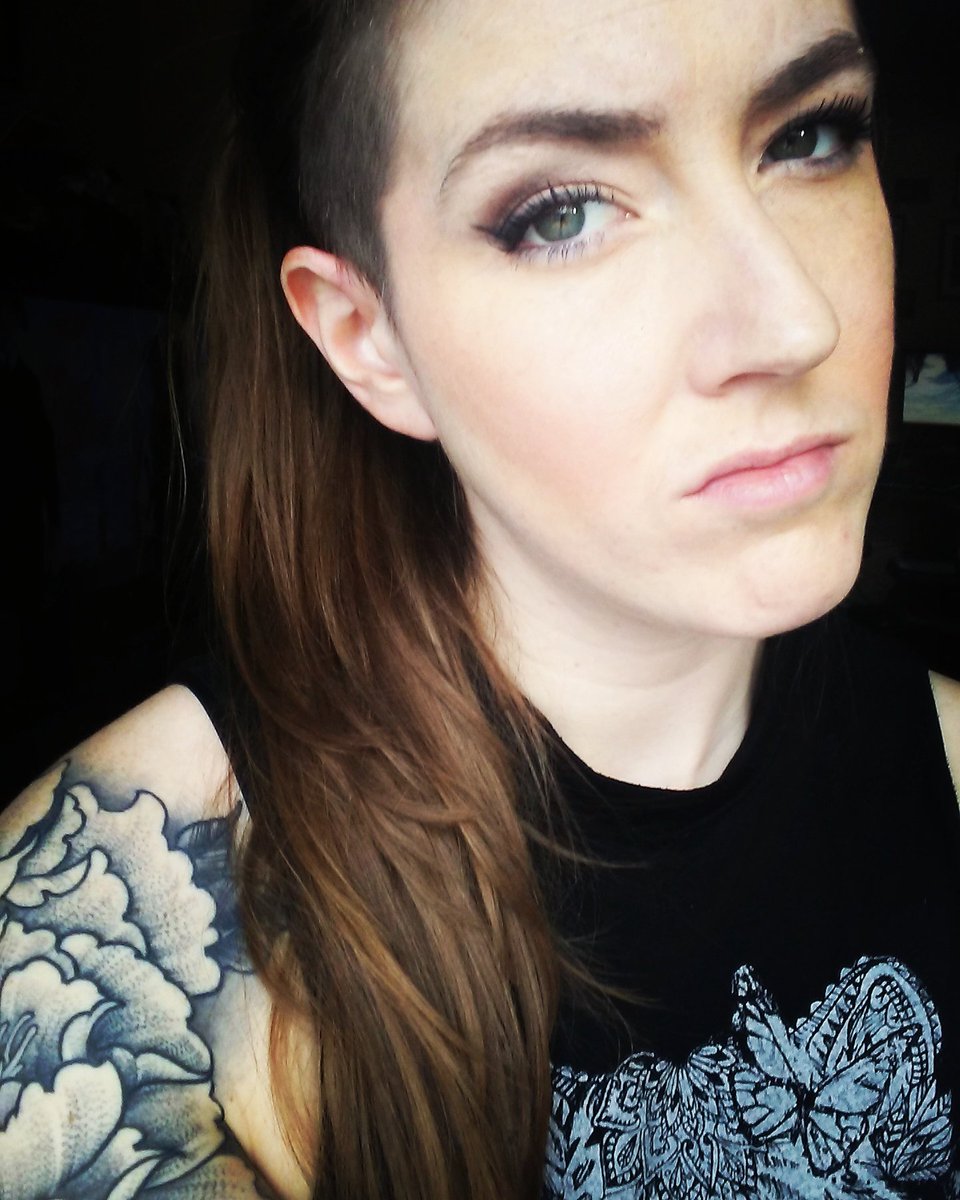 bazophotography's tweet photo. ain't no basic bitch.
#basicisboring #loverandafighter #staytough💪 #beabadass #strong #alternativegirls #sideshave #girlswithtattoos  #saynotobasicbitches #dontbeboring #greeneyes #girlswithgreeneyes #fightlikeagirl https://t.co/hveRpmH2je