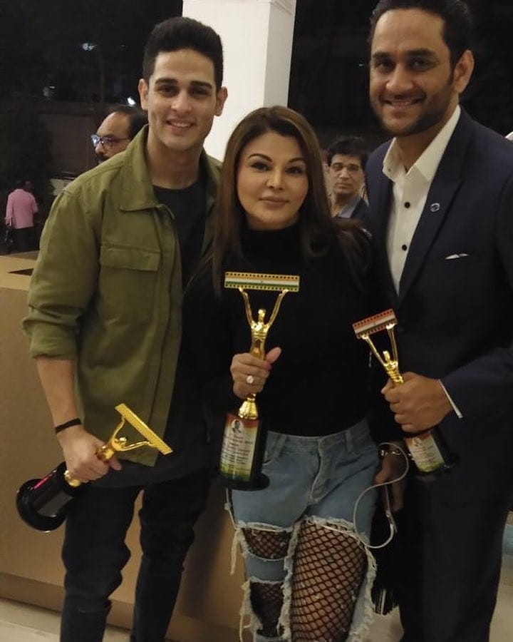 Varun051288's tweet photo. Haters are busy in trolling him and our @lostboy54 is busy in winning awards🏆 and hearts 💖. #VG won another award tonight.☺️😊..Yippee..

Congratulations @lostboy54 

#BB11 #BiggBoss11 #VikasGuptaFTW #VikasGupta #Vikas #LostSouls https://t.co/tXYIOk5HNv