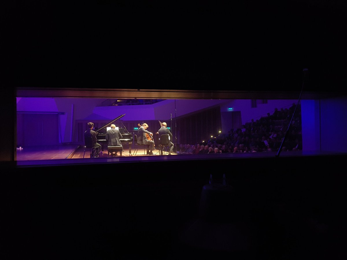 Backstage meekijken naar het Storioni Trio tijdens de Storioni Nacht in <a href="/MuziekgebouwEHV/">Muziekgebouw Eindhoven</a>.