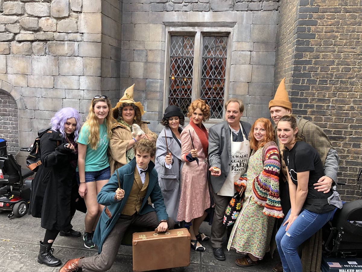 ThemeParkReview's tweet photo. No shortage of cosplayers to be found in Diagon Alley! #HPCelebration @UniversalORL https://t.co/pLBBy6wYHC