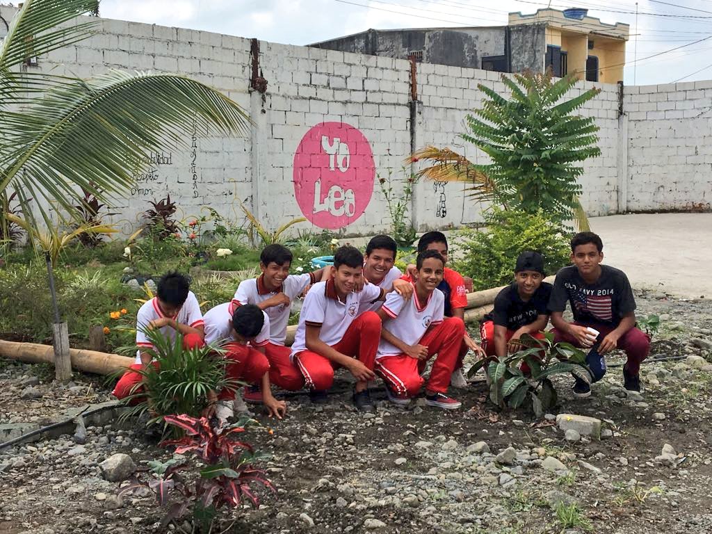 EducacionZ5_Ec's tweet photo. GUAYAS| En El Triunfo y Bucay los estudiantes plantaron un árbol en la segunda jornada de siembra en beneficio del planeta, aportando a los espacios verdes #EduAmbientalEC https://t.co/rmWoax9fuz