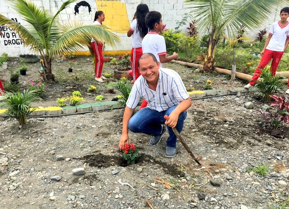 EducacionZ5_Ec's tweet photo. GUAYAS| En El Triunfo y Bucay los estudiantes plantaron un árbol en la segunda jornada de siembra en beneficio del planeta, aportando a los espacios verdes #EduAmbientalEC https://t.co/rmWoax9fuz