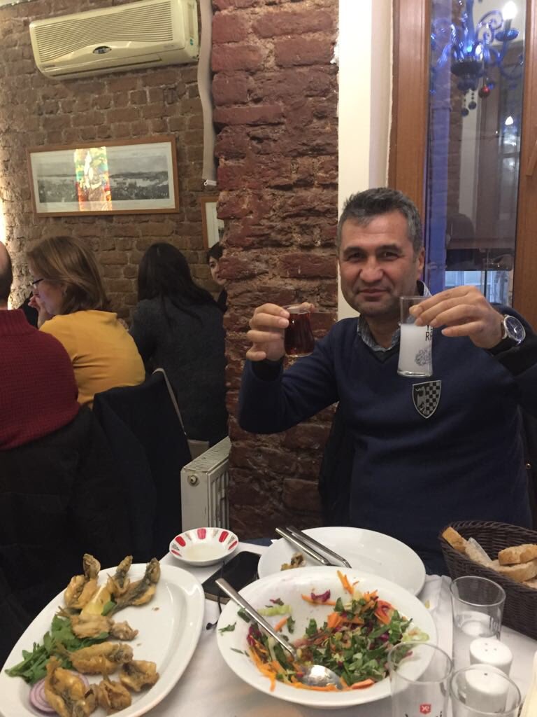 Huseyinolmez8's tweet photo. Neyin kafasını yaşıyorsam!? #kadıköy #lipsos https://t.co/ISKxROzNWf