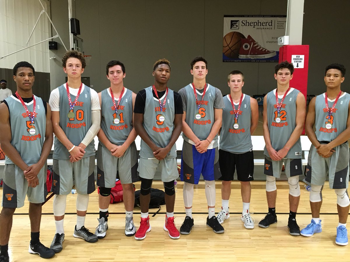 SideHoops's tweet photo. This will be the “Last Time”on court together!@BraydonKincaid @matthewlooney2 @RMcGinsie_10 @jackhegwood_24 @KellenSchreibe1 @joe_kirkhoff33 @drew_flem3 @MyNames_Jeff_ #CollegeTeam #SouthsideProud https://t.co/HETQs9VbYc