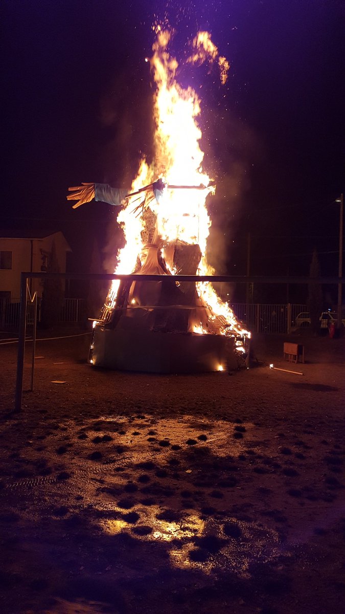 carlo072's tweet photo. La #gioeubia2018 sta bruciando #gallarate #arnate https://t.co/jCTcOgFiQk