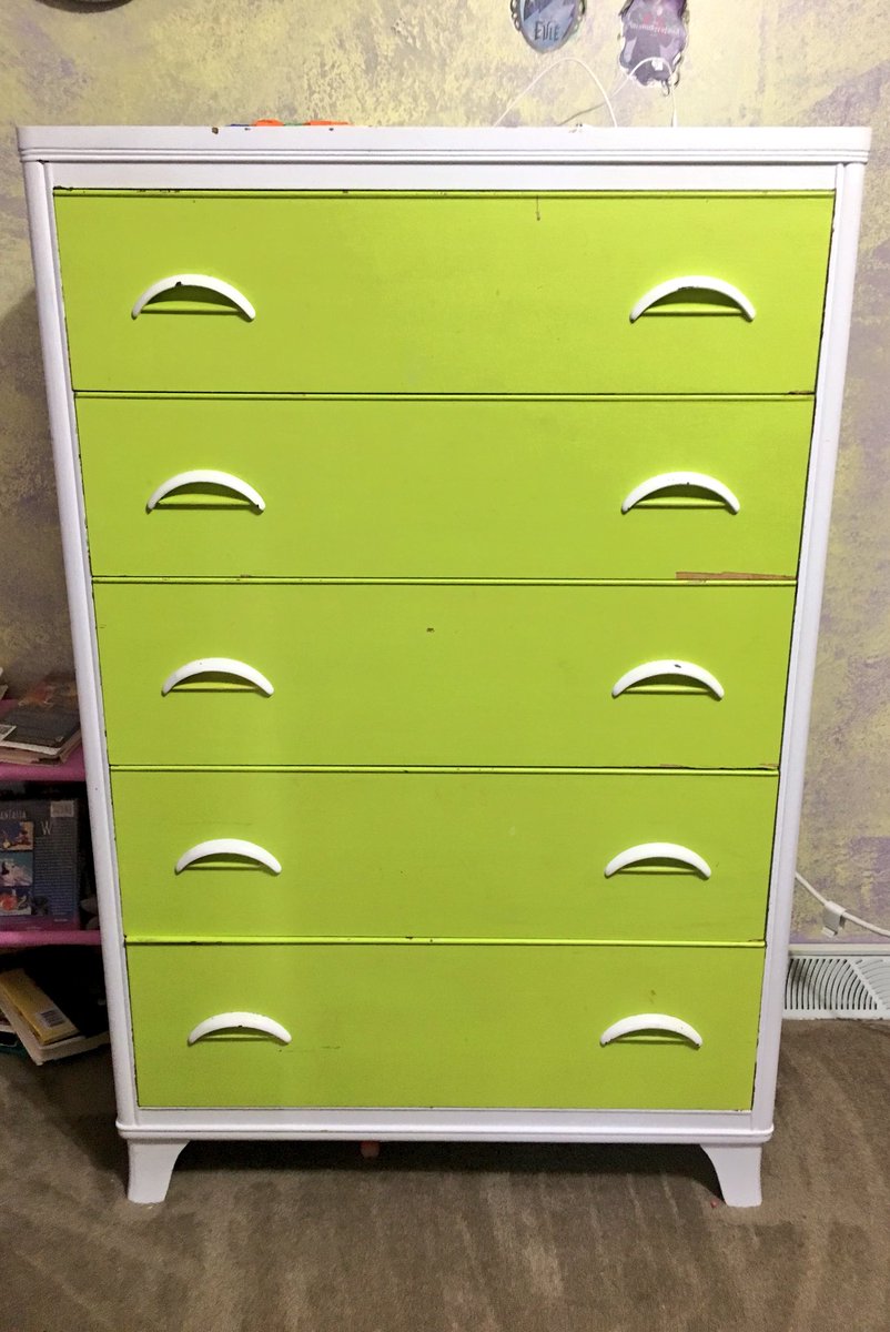 Housfullofgrls's tweet photo. New dresser for 9. All moved in and organized. I hope she likes it. I’m happy to have a dresser for 1, she has too many clothes to just lay on piles. #momlife #boringthings https://t.co/uJOh5GwLFM