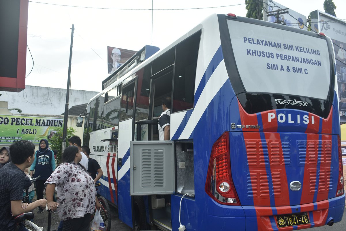 Pelayanan Perpanjangan SIM Keliling Satlantas <a href="/PolresBlora/">Polres Blora</a> ikut berpartisipasi dalam launching Tax On Car Free Day Pagi Ini..
#JatengGayeng