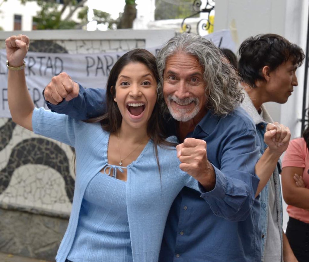 mariantohidalgo's tweet photo. Junto a mi querido #AlbertoRowinsky en el rodaje de una linda escena de #DosOtoñosEnParis ¡Qué gustazo! Gracias a #RocanaVarela por la foto. https://t.co/u828lYdrxb