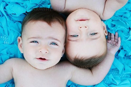 Фото близнецов. Включи где близнецы. Сиамские четверняшки. Близнецы мальчики. Близнецы фото.