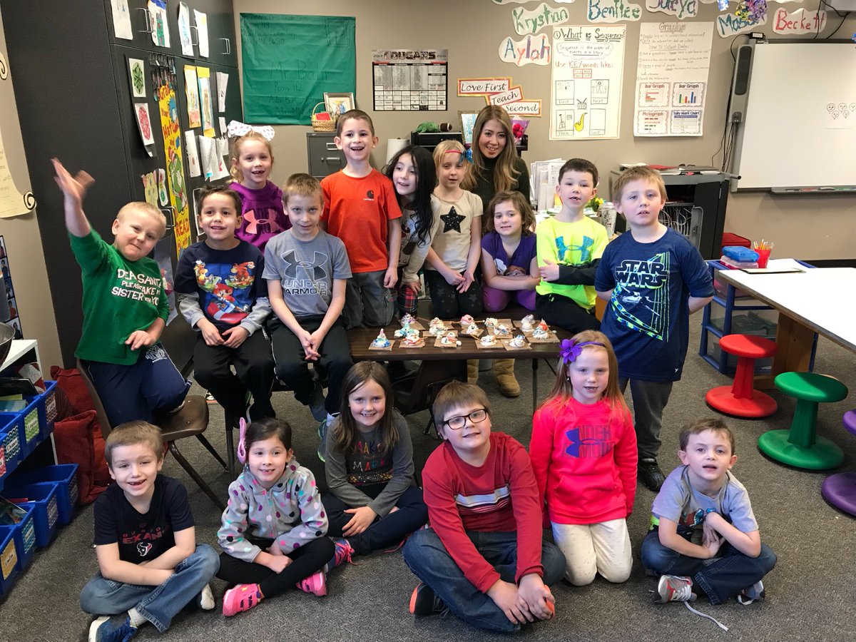 MrsZieske's tweet photo. Thanks to Han Dougan, a local artist with incredible talent, for taking time to make snowmen with the firsties! https://t.co/8ANl0DY5fH