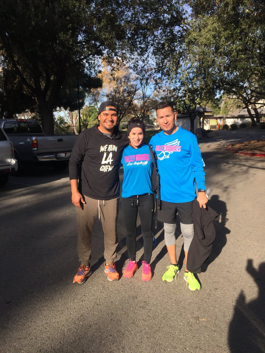 memdiesel's tweet photo. #werunLAcrew #valleyrunnersLA Still joining our #runningfamily on runs. If you can’t run then you show support! Playing mobile aid station in my #JeepLife Congratulations to all training for @lamarathon https://t.co/NiCnhTgZtO