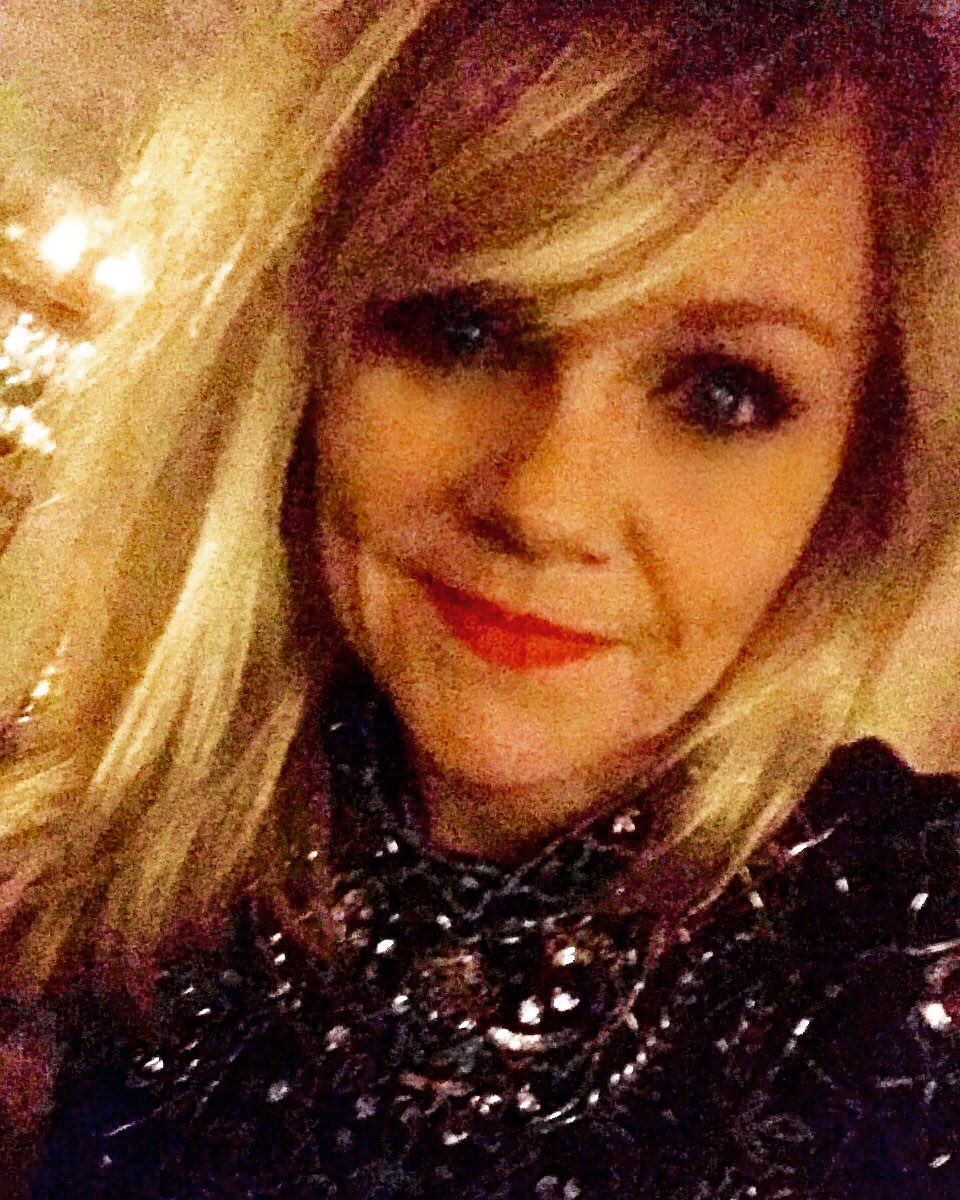 KellyEveritt's tweet photo. Tonight Matthew, I shall be singing in the DARK!! 👀🌙😎 #moodlighting #cantsee #privateevent #functionsinger #atmosphere #gigtime #club #essex #chelmsford #singer #jazz #soul #motown #cabaretsinger #guestartist #blondie #blueeyes #redlips #gladrags #diamonte https://t.co/nJcKAvKYoT