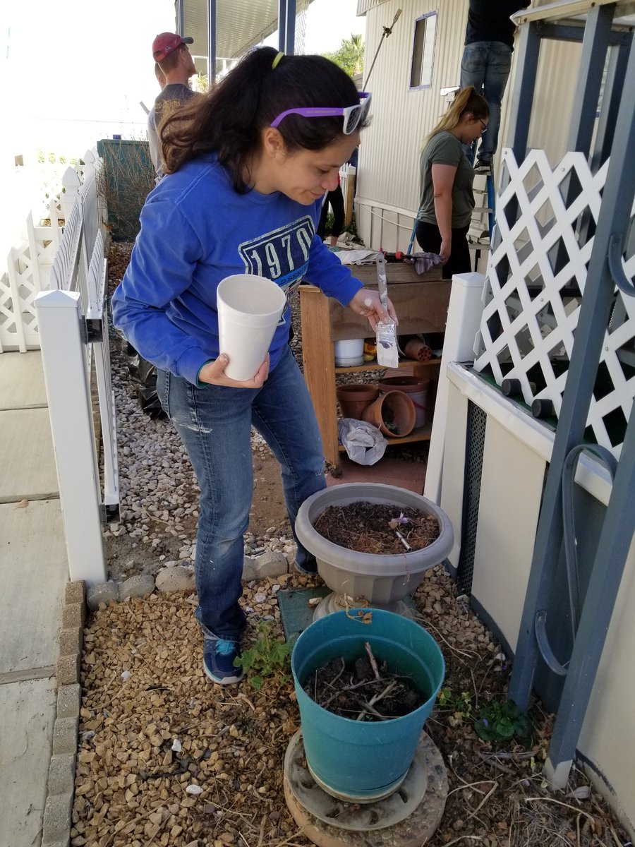 Dr_Obet's tweet photo. @Cen10Huskies putting in work for a great cause #habitatforhumanity #cen10 https://t.co/JkkHhT6UWy