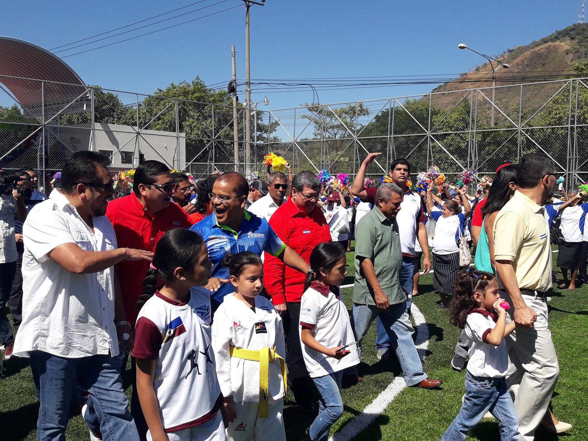 _Gustavo_Acosta's tweet photo. Compartimos con los vecinos de la Col. 10 de Octubre de #SanMarcos en la Inauguración de su hermoso Polideportivo. Felicitaciones a #FidelFuentes y su Concejo por tan maravillosa obra; comprobado que #HacemosMasporLaGente @Zoila_quijada @KarinaSosa_2 @FMLNoficial @oscarortizsv https://t.co/PWQoNEptC5