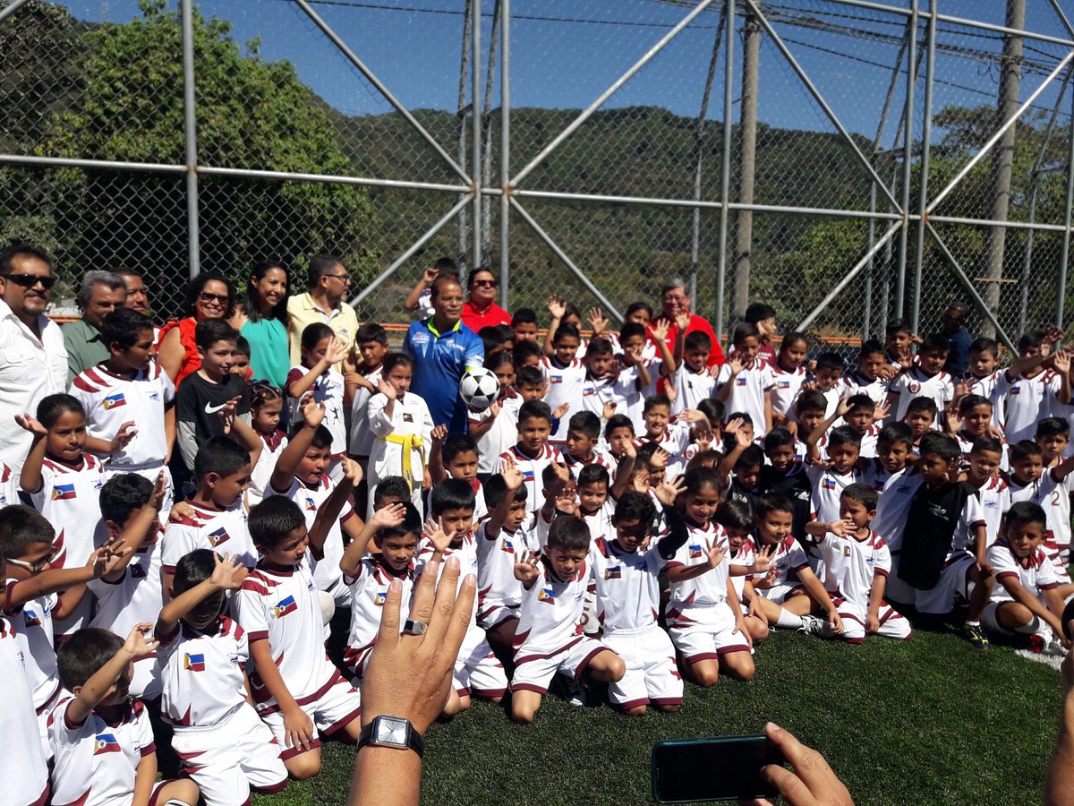 _Gustavo_Acosta's tweet photo. Compartimos con los vecinos de la Col. 10 de Octubre de #SanMarcos en la Inauguración de su hermoso Polideportivo. Felicitaciones a #FidelFuentes y su Concejo por tan maravillosa obra; comprobado que #HacemosMasporLaGente @Zoila_quijada @KarinaSosa_2 @FMLNoficial @oscarortizsv https://t.co/PWQoNEptC5