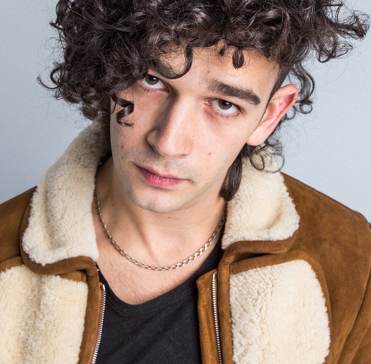 marianmustdie's tweet photo. matty healy pasó de ser cerati a rodrigo tan rápido que no me di cuenta https://t.co/SSI9i78vvP