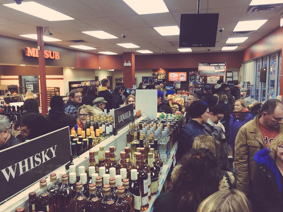 chef_ilona's tweet photo. Interior of Mel’s. Let’s have the Saturday Night hoedown here? 😂 #PEILCCshutdown #peiproblems @cfcy https://t.co/QYrrXfoPnn