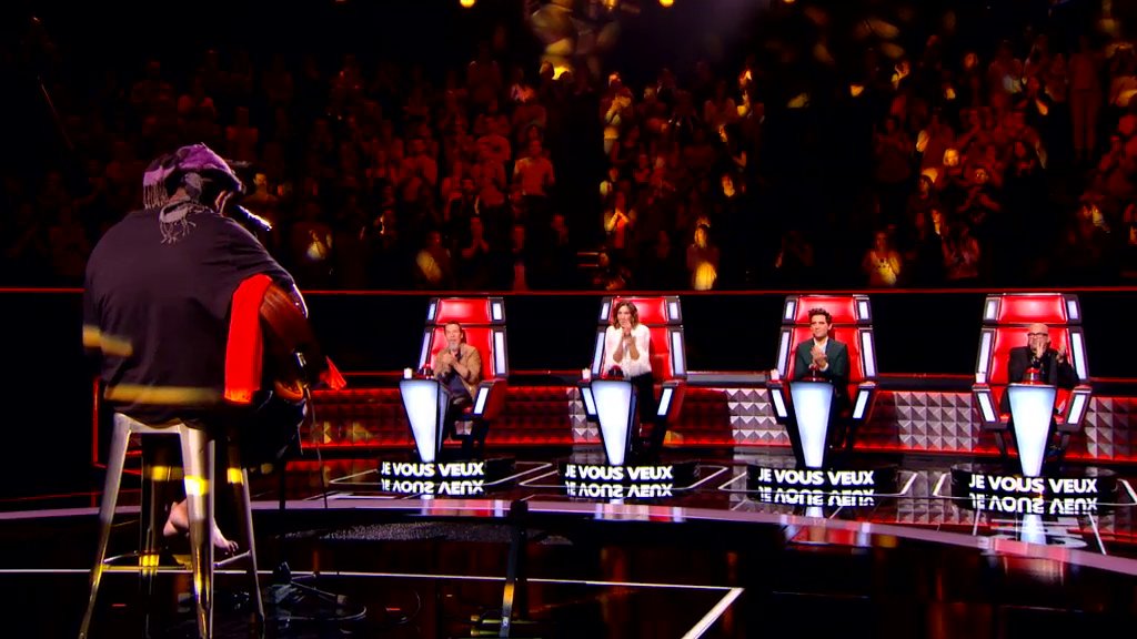 TheVoice_TF1's tweet photo. #TheVoice UNE OVATION !!
@Zazieonline @mikasounds @FlorentPagny et @ObispoPascal se laissent tous les 4 convaincre par la voix mystique de Gulaan,  le public tout autant ! Selon vous, quel coach va-t-il choisir ? https://t.co/E6nlZOa9I1