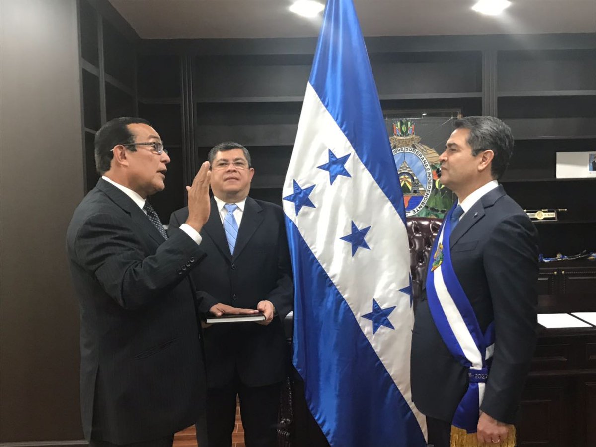 JuanOrlandoH's tweet photo. Fortaleciendo gestiones de nuestro Gobierno, realicé juramentación de nuevos funcionarios públicos: Wilfredo Cerrato: Banco Central de Honduras, Rocío Tábora: Secretaría de Finanzas, Octavio Sánchez: Secretaría de Salud y Santiago Ruiz: Secretaría de Agricultura y Ganadería. https://t.co/3NN9Z9G3dz