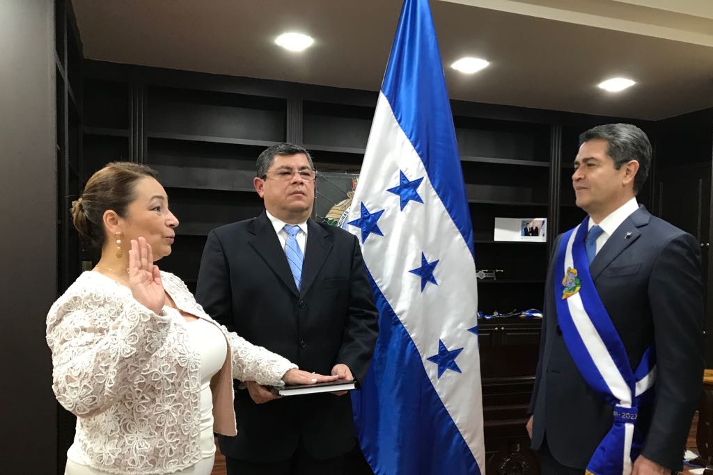 JuanOrlandoH's tweet photo. Fortaleciendo gestiones de nuestro Gobierno, realicé juramentación de nuevos funcionarios públicos: Wilfredo Cerrato: Banco Central de Honduras, Rocío Tábora: Secretaría de Finanzas, Octavio Sánchez: Secretaría de Salud y Santiago Ruiz: Secretaría de Agricultura y Ganadería. https://t.co/3NN9Z9G3dz