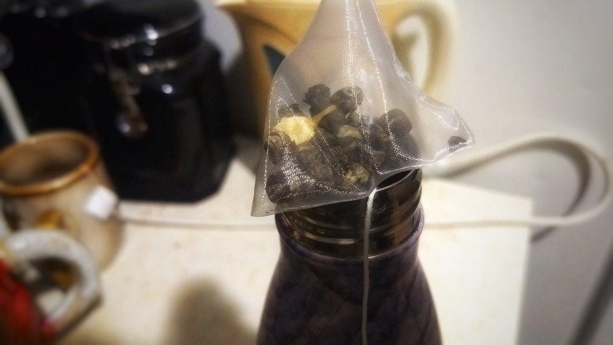 katitarian's tweet image. #teafail? Can't remember and can't tell if I put in a tea bag. Jasmine 🐉 Pearls with a flower! #365teas