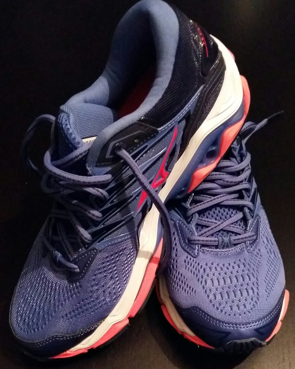 cathyseynhaeve1's tweet photo. My new running friends. ❤running #mizunowavehorizon3 #runnerslabgent #marathonrotterdam2018 #nietzomodieusmaardatdoeterniettoe #sportersbelevenmeer https://t.co/9hILzj3Z8g