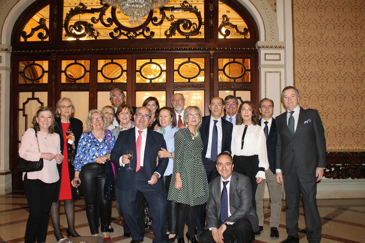 javierascaso's tweet photo. El Prof. Antonio Piñero, durante su homenaje en el hotel Alfonso XIII de Sevilla, en pose jotera, junto al grupo de Mañolandia. @RetinaSERV @SoydeZaragoza @SoiDAragon @zaragozaonline @OFTALMOnoticias @OftalmoNet @OftaredRetics https://t.co/4DtMMXWZJM