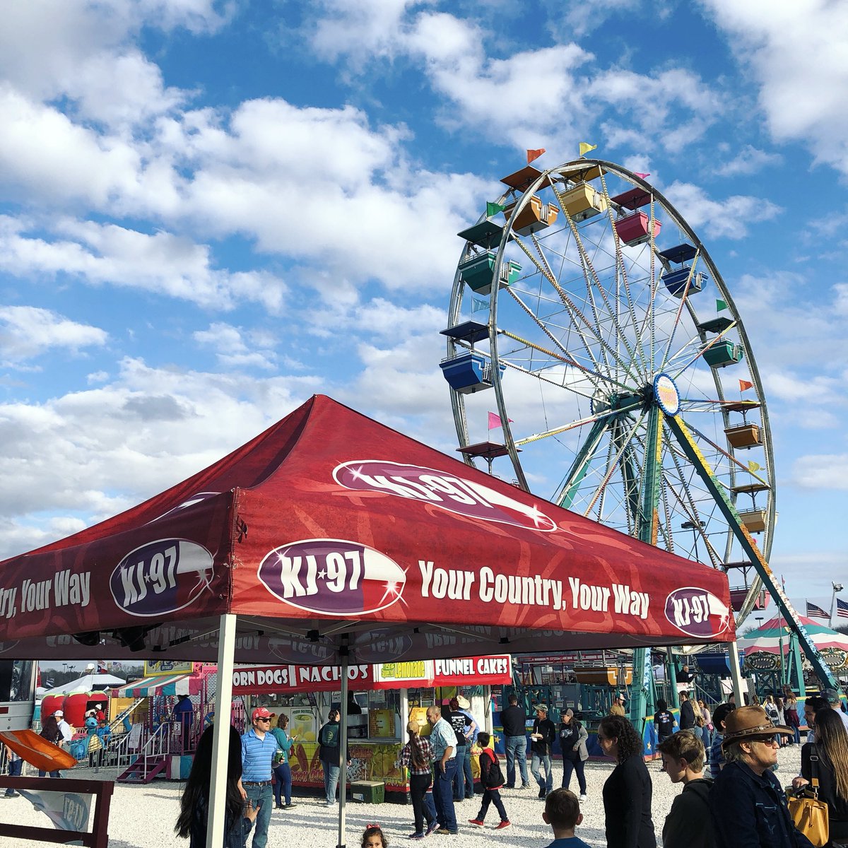 KJ97SanAntonio's tweet photo. The @SanAntonioRodeo Bar-B-Que cook off is under beautiful clear blue skies! https://t.co/kPuMhWYOnB