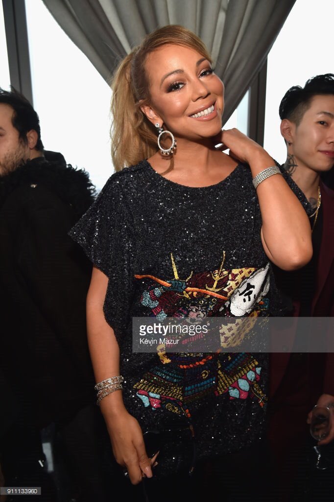 analchanteuse's tweet photo. Mariah Carey without cleavage. Retweet for 25 years of good luck. https://t.co/wM6C2AjM8x