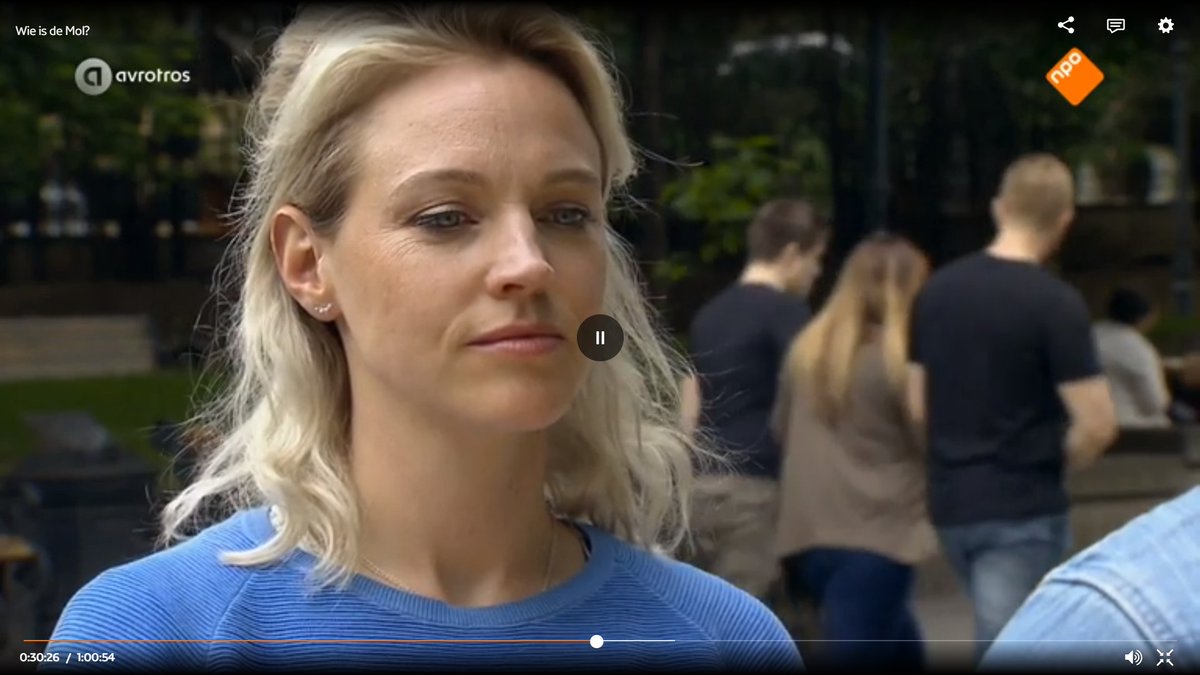 saskiaLTSW's tweet photo. Tijdens de tweede opdracht waar de mol vlak langs de kandidaten had moeten lopen, leek vlak naast Loes iemand met een spijkerjack te staan. Precies zo'n spijkerjack droeg Jan. Is dit achteraf gemonteerd? #wieisdemol #widm #moltalk https://t.co/AF1uwX0dQn