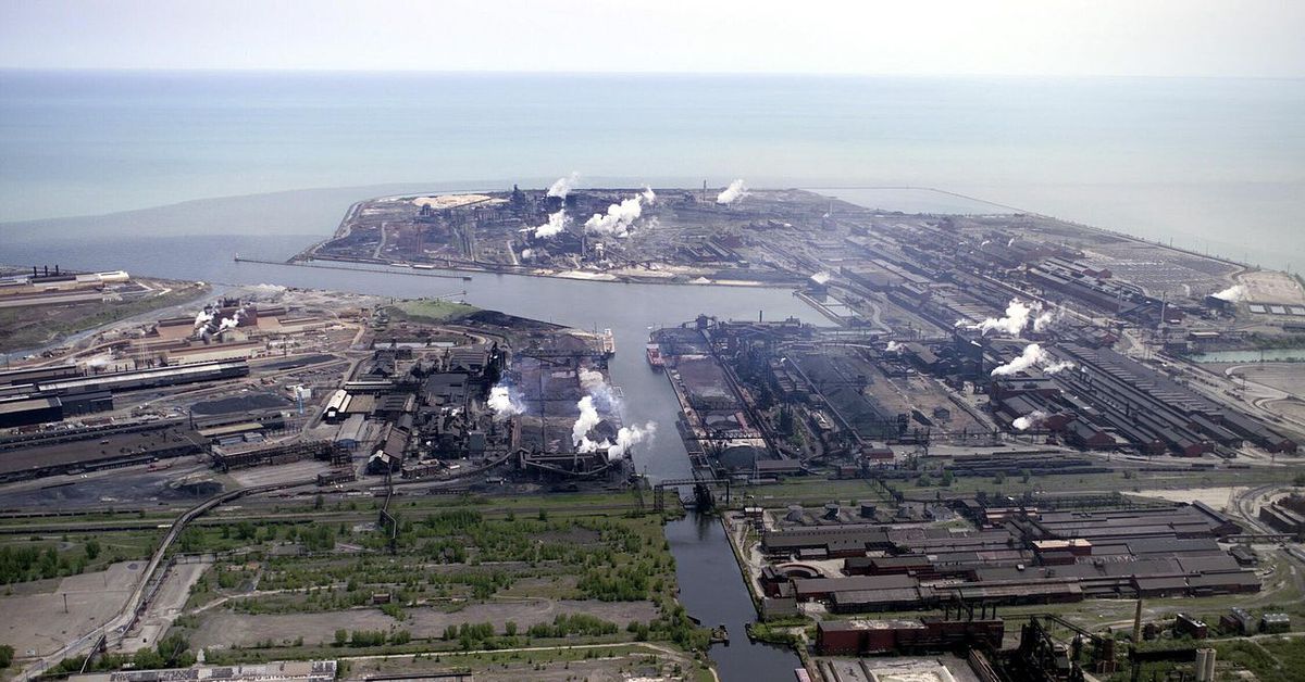 350's tweet photo. Trump's EPA is lifting key regulations in the Clean Air Act controlling the following toxins:

Asbestos
Arsenic
Benzene
Chloroform
Cyanide
Formaldehyde
Lead
Mercury

"Deregulation" isn't pro-business. It's anti-people and anti-environment. https://t.co/soXhStIrHs https://t.co/XwEZhHxSxL