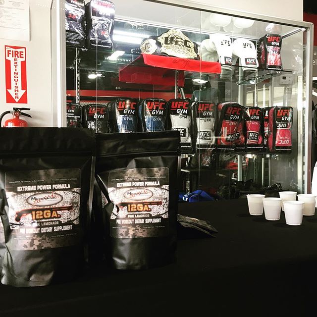 Micronamin's tweet photo. 💪 12 Gauge Pre Workout also looks nice next to the belt 💪 #MicronaminStrong #UFCGYM #UFC #PreWorkout https://t.co/jujhXE1mvI