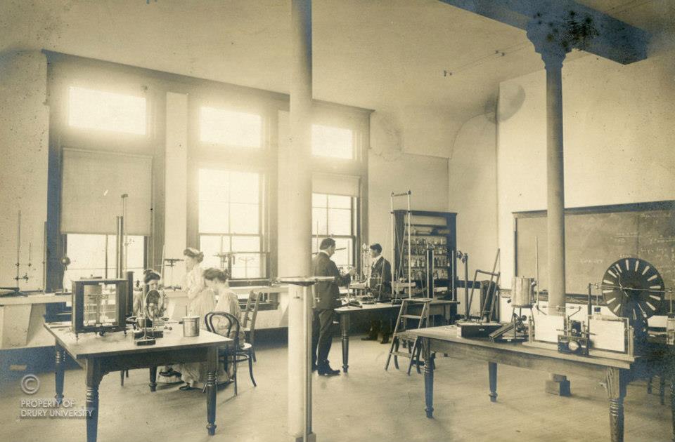 XDouble_007's tweet photo. Drury students in a physics lab in Pearsons hall, 1902! #DUHistory https://t.co/oPW0cQYhnp