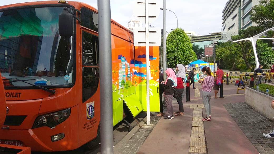RadioElshinta's tweet photo. RT @Dinas_LHdki : Pelayanan toilet mobile #cfd #cfdjkt di Jln. Teluk Betung Jakpus
#ElshintaItuSumberInformasi #ElshintaIsMe
https://t.co/KiOgNoD7hH