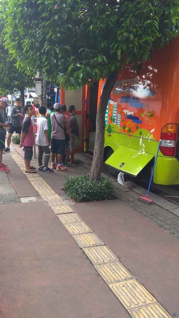 RadioElshinta's tweet photo. RT @Dinas_LHdki : Pelayanan toilet mobile #cfd #cfdjkt di Jln. Teluk Betung Jakpus
#ElshintaItuSumberInformasi #ElshintaIsMe
https://t.co/KiOgNoD7hH