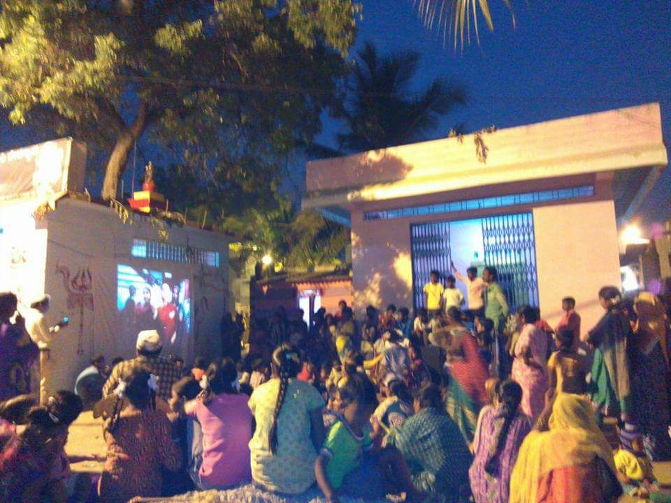 AAPKarnataka's tweet photo. ಗಂಗಾವತಿಯಲ್ಲಿ ಆಮ್ ಆದ್ಮಿ ದೆಹಲಿ ಸರಕಾರದ ಸಾಧನೆಗಳ ವಿಡಿಯೋಗಳನ್ನು  ತೋರಿಸಲಾಯಿತು. 
ನೂರಾರು ಜನ ವಿಡಿಯೋಗಳನ್ನು ನೋಡಿ ಆಮ್ ಆದ್ಮಿ ದೆಹಲಿ ಸರಕಾರದ ಸಾಧನೆಗಳ ಕುರಿತು ಮೆಚ್ಚುಗೆ ವ್ಯಕ್ತಪಡಿಸಿದರು.

To join our campaign in your nearby assembly, fill the google form👇
https://t.co/wQfoLww8Fz

#AAP4Karnataka https://t.co/0IoscQF5aQ