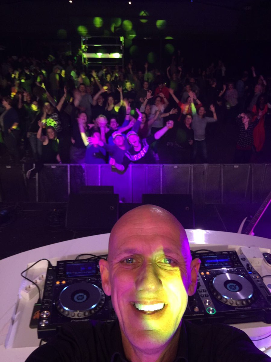 Radio10DriveIn's tweet image. Wat een fantastische avond is het hier ! Sound of Rock  met Killer Queen , Look Sharp en wij natuurlijk ! Kortom alle ingrediënten om er een top avond van te maken in de VanzantenHal !