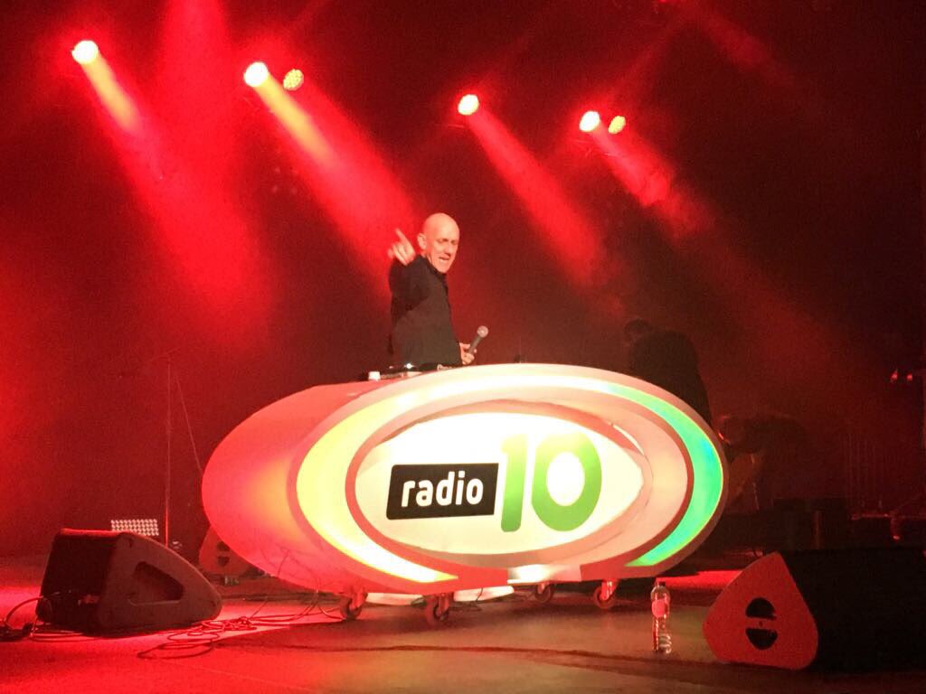 Radio10DriveIn's tweet image. Wat een fantastische avond is het hier ! Sound of Rock  met Killer Queen , Look Sharp en wij natuurlijk ! Kortom alle ingrediënten om er een top avond van te maken in de VanzantenHal !