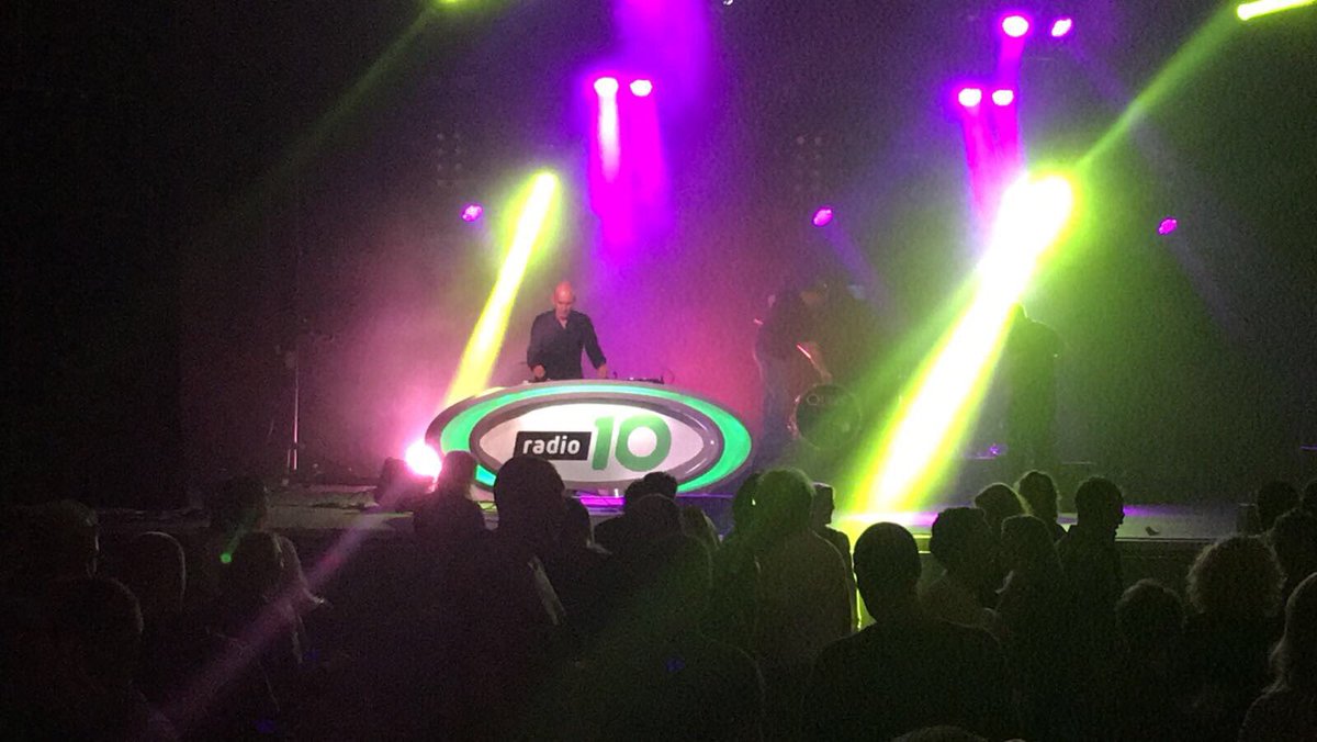 Radio10DriveIn's tweet image. Wat een fantastische avond is het hier ! Sound of Rock  met Killer Queen , Look Sharp en wij natuurlijk ! Kortom alle ingrediënten om er een top avond van te maken in de VanzantenHal !